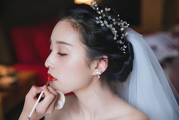 哈尔滨新娘跟妆师|哈尔滨珏然彩妆婚纱会馆